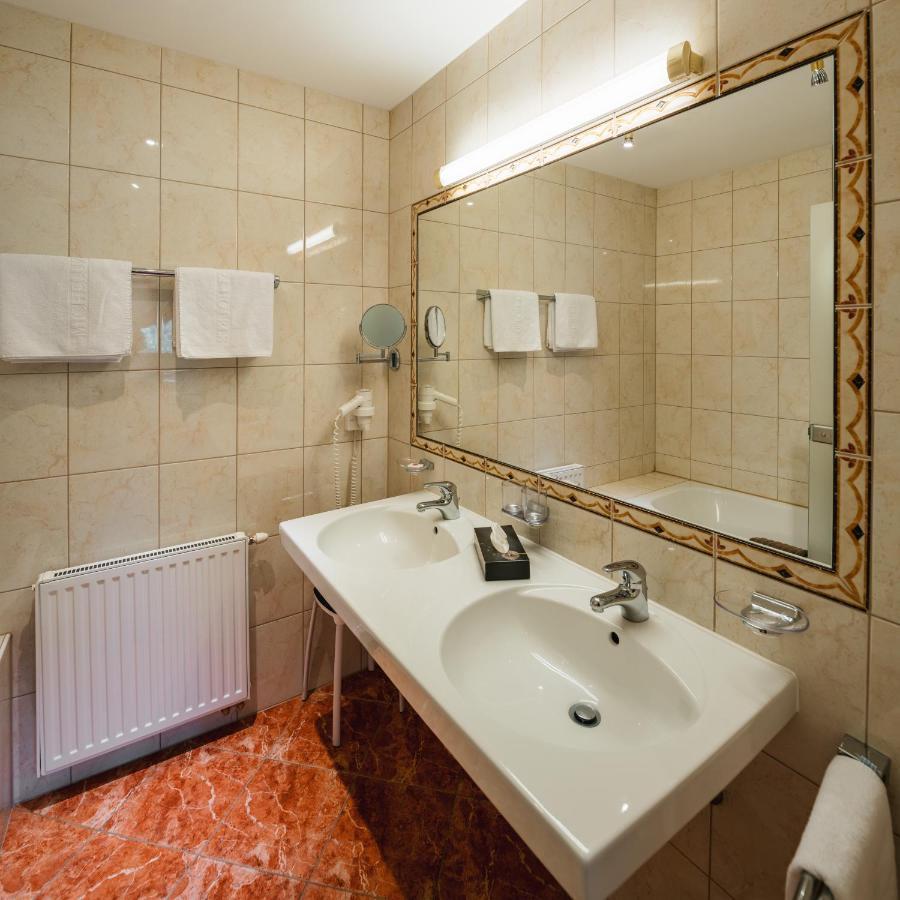 Hotel Garni Alpenruh-Micheluzzi Serfaus Bagian luar foto